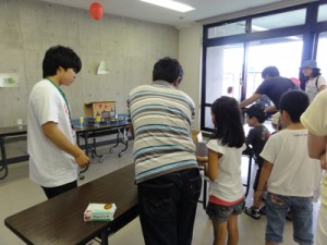 (5) 輪ゴム鉄砲で射的ゲーム