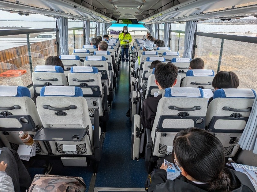 洋上風力発電設備敷設用巨大クレーン説明の様子（バスの中から見学）